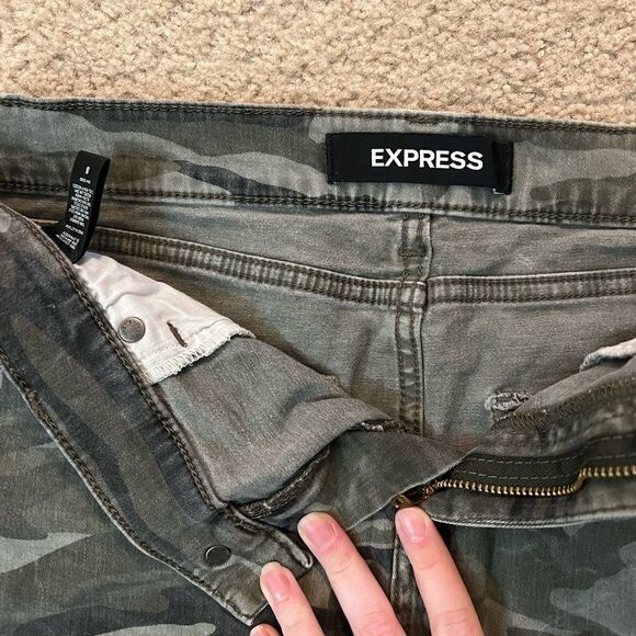 Express Mid Rise Raw Cut Camo Mini Skirt - Picture 4 of 6